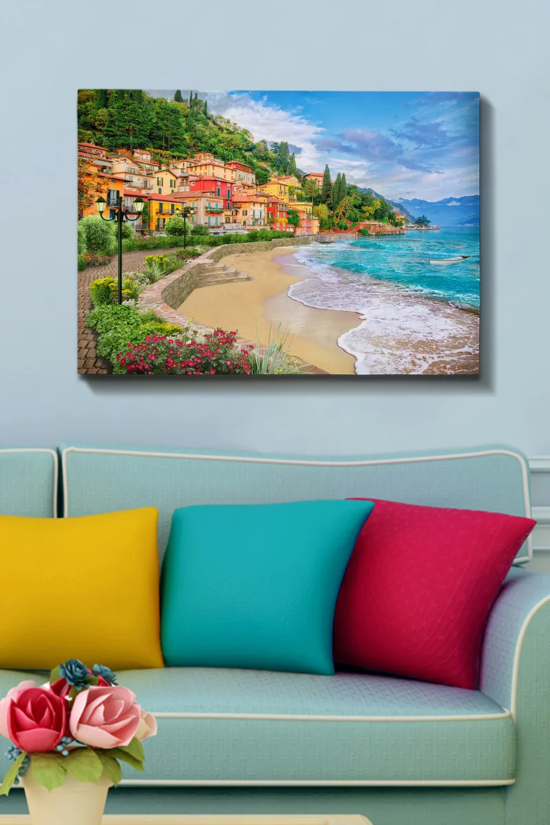 Canvas taulu 70x100 cm - Kaunis rannikko värikkäine taloineen kiipeää rehevää kukkulaa pitkin rannan tuntumassa - Sininen / Vihreä / Keltainen - Sisustustuotteet - Taulu & taide - Canvas-taulu