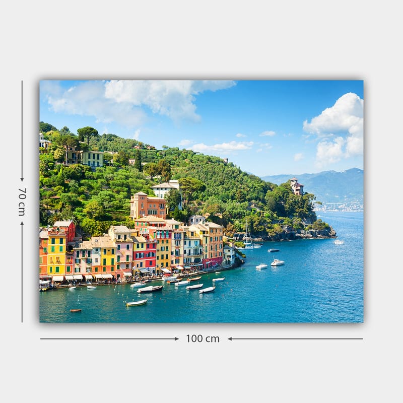 Canvas taulu 70x100 cm - Kaunis rannikkokaupunki värikkäine taloineen meren rannalla, rehevien kukkuloiden ympäröimänä - Sininen / Vihreä / Keltainen - Sisustustuotteet - Taulu & taide - Canvas-taulu
