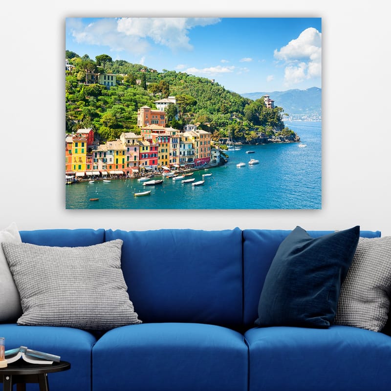 Canvas taulu 70x100 cm - Kaunis rannikkokaupunki värikkäine taloineen meren rannalla, rehevien kukkuloiden ympäröimänä - Sininen / Vihreä / Keltainen - Sisustustuotteet - Taulu & taide - Canvas-taulu