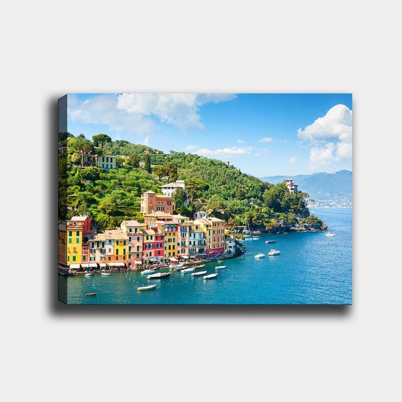 Canvas taulu 70x100 cm - Kaunis rannikkokaupunki värikkäine taloineen meren rannalla, rehevien kukkuloiden ympäröimänä, Sininen / Vihreä / Keltainen