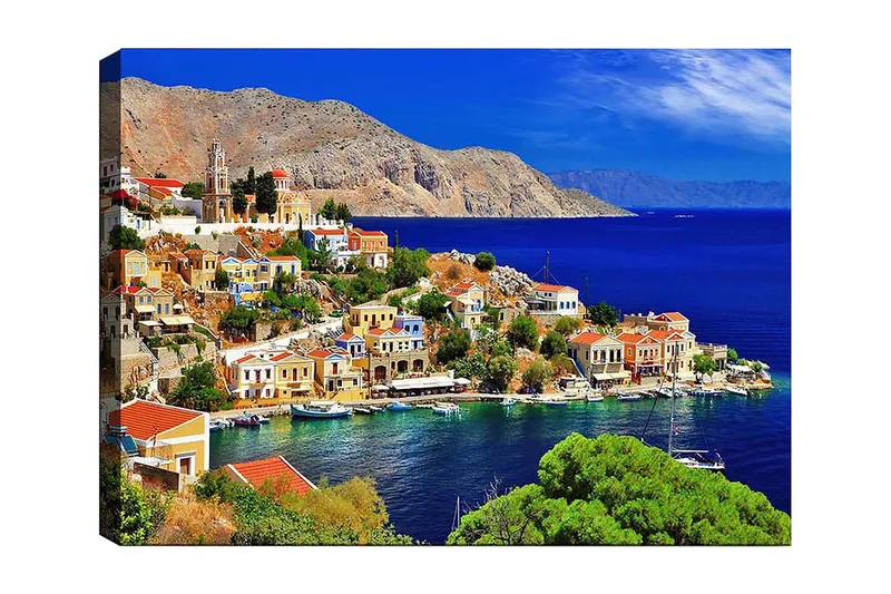 Canvas taulu 70x100 cm - Kaunis rannikkokaupunki värikkäine taloineen meren rannalla ja ympäröivien vuorten äärellä, Sininen / Vihreä / Oranssi