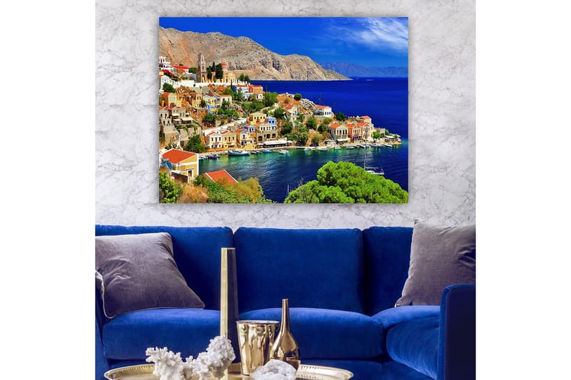 Canvas taulu 70x100 cm - Kaunis rannikkokaupunki värikkäine taloineen meren rannalla ja ympäröivien vuorten äärellä - Sininen / Vihreä / Oranssi - Sisustustuotteet - Taulu & taide - Canvas-taulu