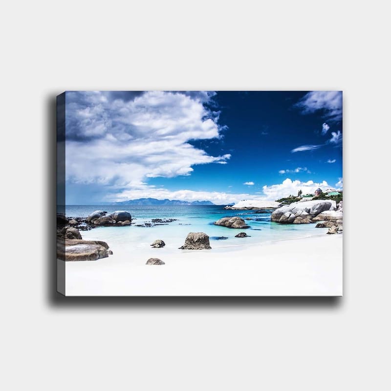 Canvas taulu 70x100 cm - Kaunis rannikkomaisema kallioilla ja kirkkaan sinisellä vedellä dramaattisen taivaan alla - Sininen / Valkoinen / Harmaa - Sisustustuotteet - Taulu & taide - Canvas-taulu