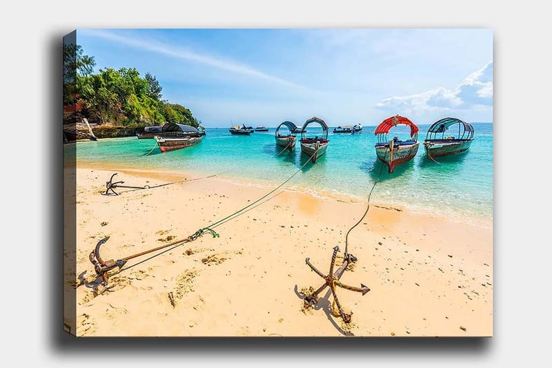 Canvas taulu 70x100 cm - Kaunis rantamaisema useiden värikkäiden veneiden kanssa ankkuroituna hiekkarannalla, Turkoosi / Beige / Punainen