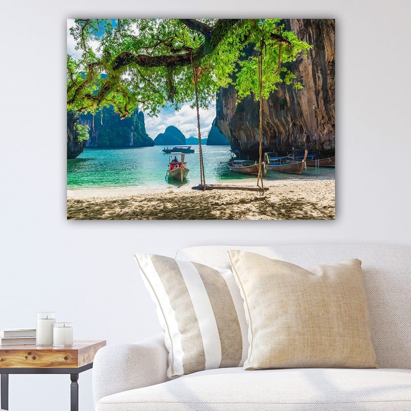 Canvas taulu 70x100 cm - Kaunis rantamaisema veneineen, kalliomuodostelmineen ja rehevine puineen, Vihreä / Turkoosi / Ruskea