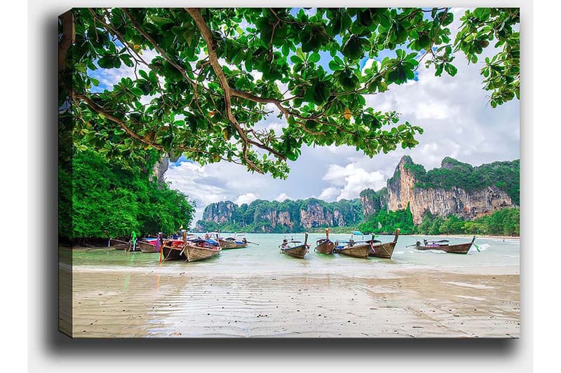 Canvas taulu 70x100 cm - Kaunis rantamaisema perinteisillä veneillä rannikolla rehevien kallioiden ja puiden ympäröimänä - Vihreä / Sininen / Beige - Sisustustuotteet - Taulu & taide - Canvas-taulu