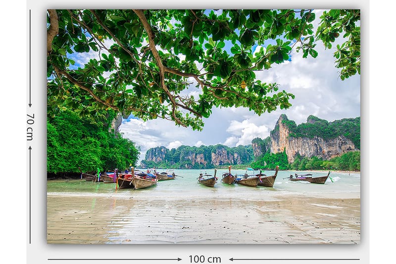 Canvas taulu 70x100 cm - Kaunis rantamaisema perinteisillä veneillä rannikolla rehevien kallioiden ja puiden ympäröimänä - Vihreä / Sininen / Beige - Sisustustuotteet - Taulu & taide - Canvas-taulu