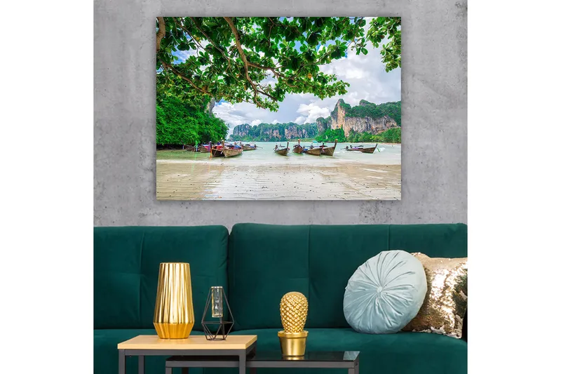 Canvas taulu 70x100 cm - Kaunis rantamaisema perinteisillä veneillä rannikolla rehevien kallioiden ja puiden ympäröimänä, Vihreä / Sininen / Beige