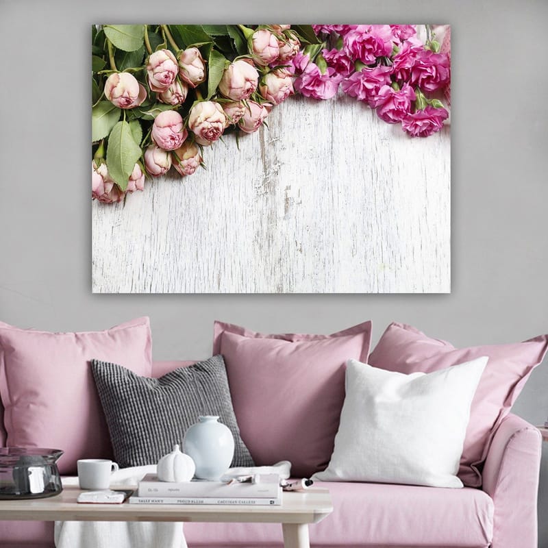 Canvas taulu 70x100 cm - Kaunis ruusujen ja neilikoiden sommitelma pehmeissä vaaleanpunaisissa sävyissä - Vaaleanpunainen / Tummanpunainen / Vihreä - Sisustustuotteet - Taulu & taide - Canvas-taulu