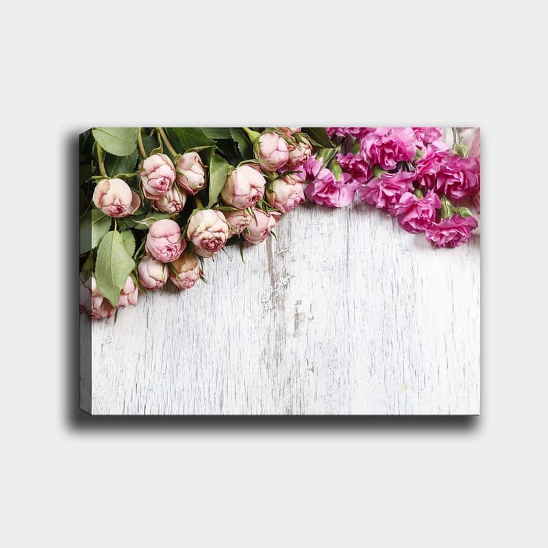 Canvas taulu 70x100 cm - Kaunis ruusujen ja neilikoiden sommitelma pehmeissä vaaleanpunaisissa sävyissä, Vaaleanpunainen / Tummanpunainen / Vihreä