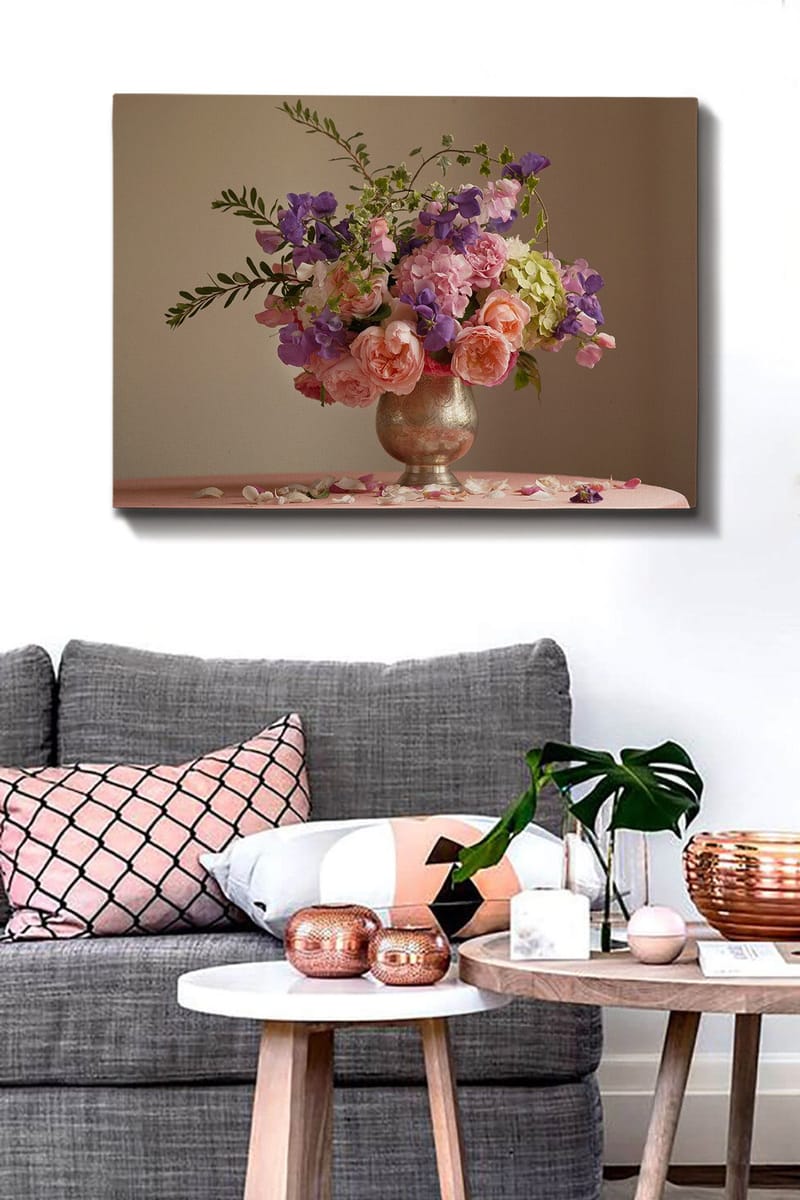 Canvas taulu 70x100 cm - Kaunis ruusukimppu ja muita kukkia hopeisessa maljakossa - Vaaleanpunainen / Violetti / Vihreä - Sisustustuotteet - Taulu & taide - Canvas-taulu