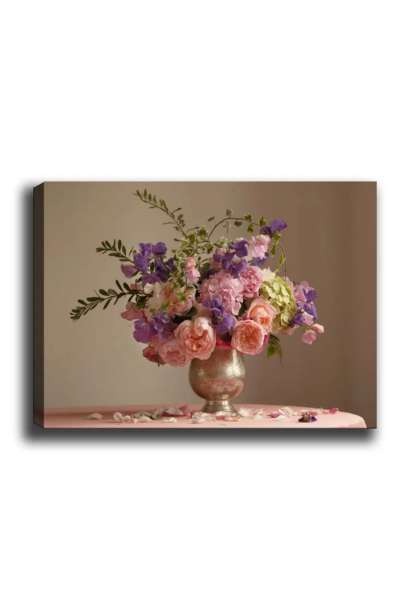 Canvas taulu 70x100 cm - Kaunis ruusukimppu ja muita kukkia hopeisessa maljakossa, Vaaleanpunainen / Violetti / Vihreä