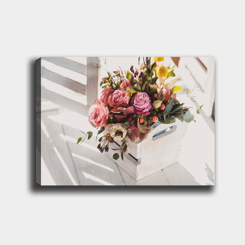 Canvas taulu 70x100 cm - Kaunis ruusukimppu ja muita kukkia valkoisessa korissa - Vaaleanpunainen / Vihreä / Keltainen - Sisustustuotteet - Taulu & taide - Canvas-taulu