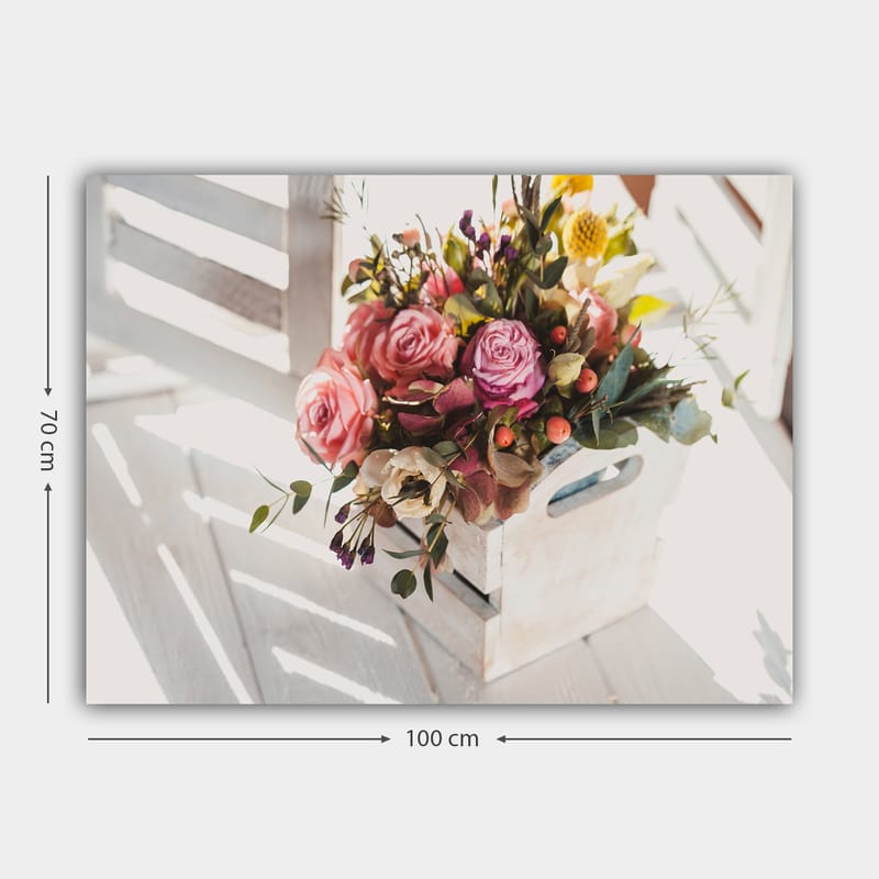 Canvas taulu 70x100 cm - Kaunis ruusukimppu ja muita kukkia valkoisessa korissa - Vaaleanpunainen / Vihreä / Keltainen - Sisustustuotteet - Taulu & taide - Canvas-taulu
