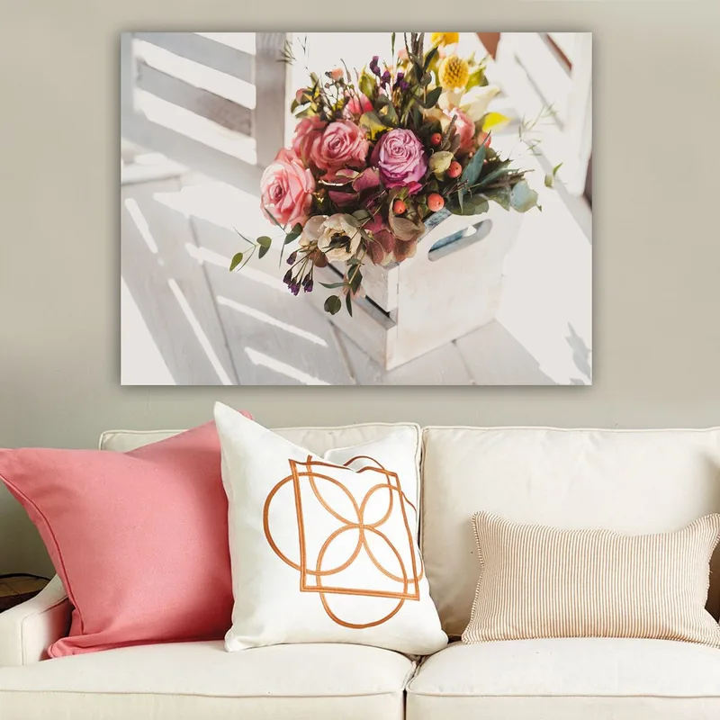 Canvas taulu 70x100 cm - Kaunis ruusukimppu ja muita kukkia valkoisessa korissa, Vaaleanpunainen / Vihreä / Keltainen