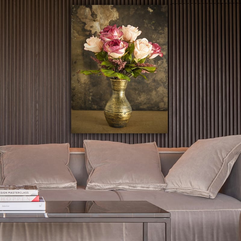 Canvas taulu 70x100 cm - Kaunis ruusukimppu koristeellisessa maljakossa - Vaaleanpunainen / Vihreä / Kulta - Sisustustuotteet - Taulu & taide - Canvas-taulu