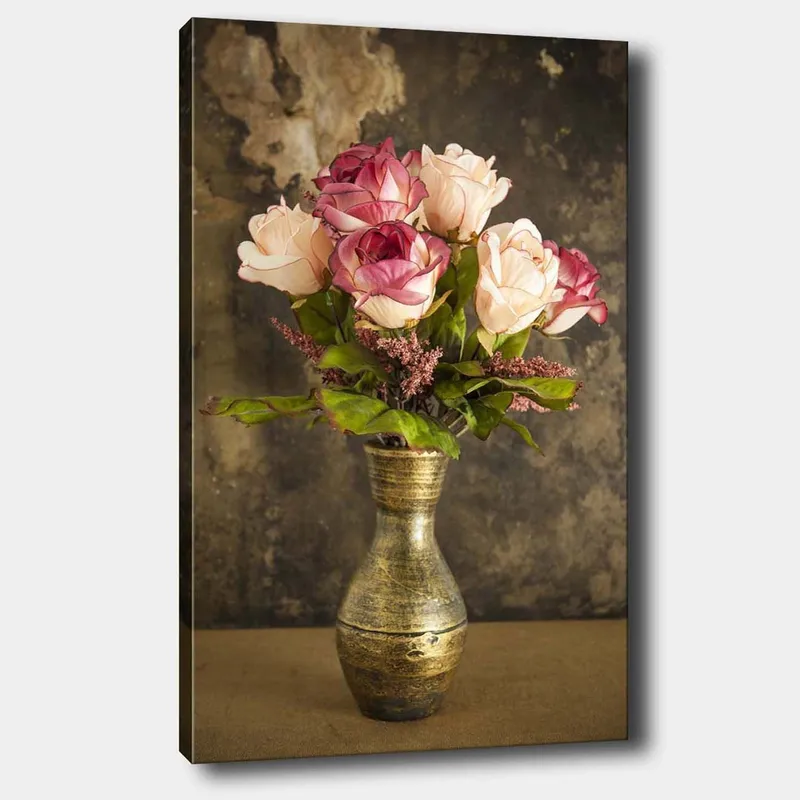 Canvas taulu 70x100 cm - Kaunis ruusukimppu koristeellisessa maljakossa, Vaaleanpunainen / Vihreä / Kulta