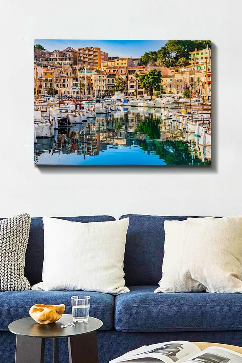 Canvas taulu 70x100 cm - Kaunis satama purjeveneineen ja värikkäine taloineen veden äärellä - Sininen / Vihreä / Oranssi - Sisustustuotteet - Taulu & taide - Canvas-taulu