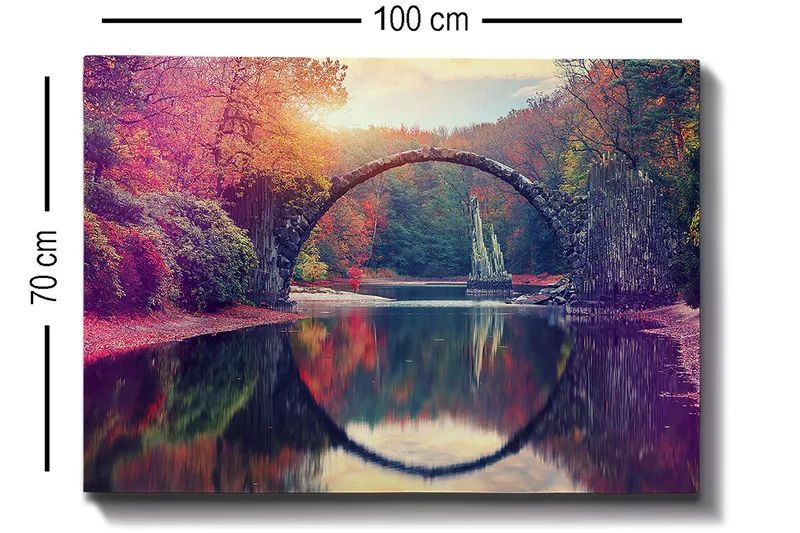 Canvas taulu 70x100 cm - Kaunis silta heijastuu rauhalliseen järveen värikkäiden syyspuiden ympäröimänä - Punainen / Vihreä / Oranssi - Sisustustuotteet - Taulu & taide - Canvas-taulu