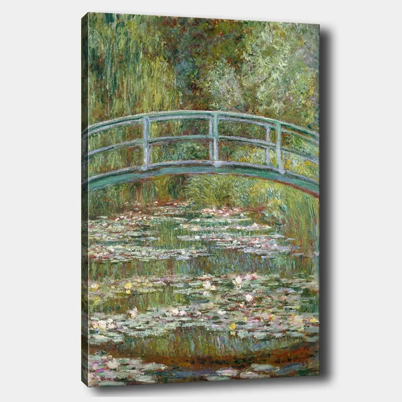 Canvas taulu 70x100 cm - Kaunis silta lammen yli lumpeen kera rehevässä ympäristössä, Vihreä / Sininen / Valkoinen