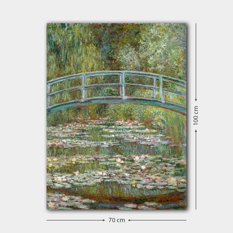 Canvas taulu 70x100 cm - Kaunis silta lammen yli lumpeen kera rehevässä ympäristössä - Vihreä / Sininen / Valkoinen - Sisustustuotteet - Taulu & taide - Canvas-taulu