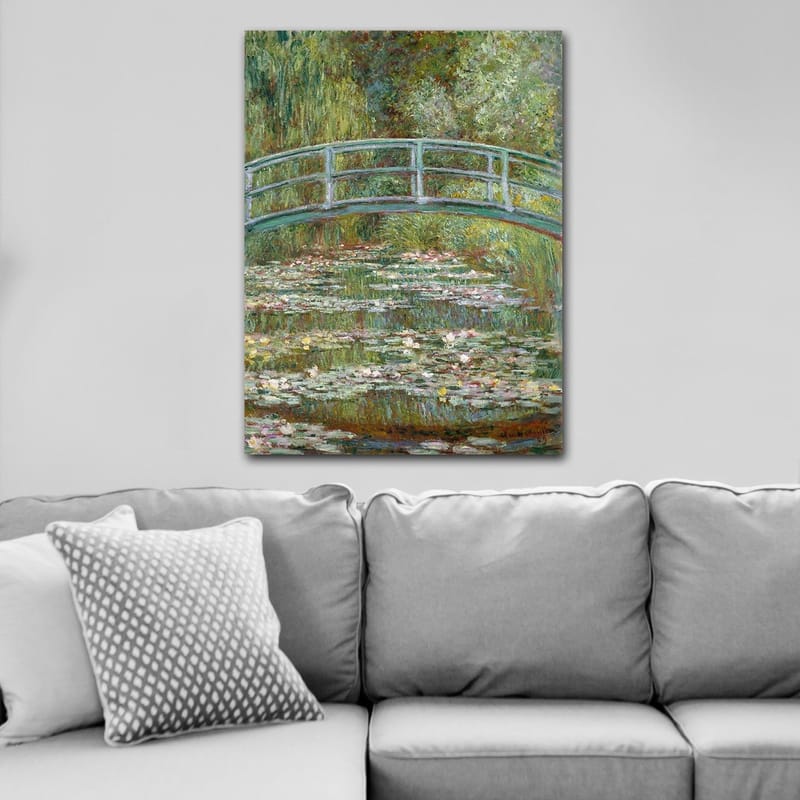 Canvas taulu 70x100 cm - Kaunis silta lammen yli lumpeen kera rehevässä ympäristössä - Vihreä / Sininen / Valkoinen - Sisustustuotteet - Taulu & taide - Canvas-taulu