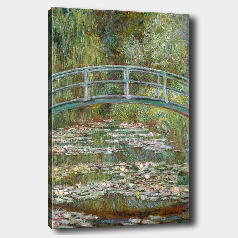 Canvas taulu 70x100 cm - Kaunis silta lammen yli lumpeen kera rehevässä ympäristössä, Vihreä / Sininen / Valkoinen