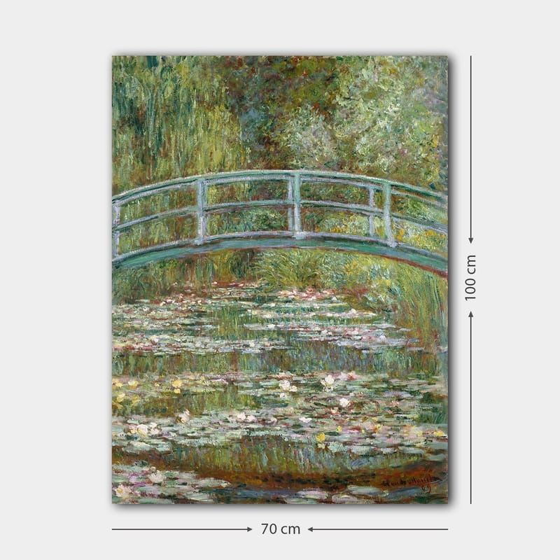 Canvas taulu 70x100 cm - Kaunis silta lammen yli lumpeen kera rehevässä ympäristössä - Vihreä / Sininen / Valkoinen - Sisustustuotteet - Taulu & taide - Canvas-taulu