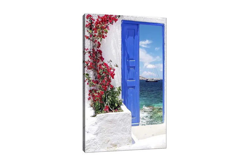 Canvas taulu 70x100 cm - Kaunis sininen ovi, jota ympäröivät punaiset kukat ja joka johtaa merinäköalaan, Sininen / Punainen / Vihreä