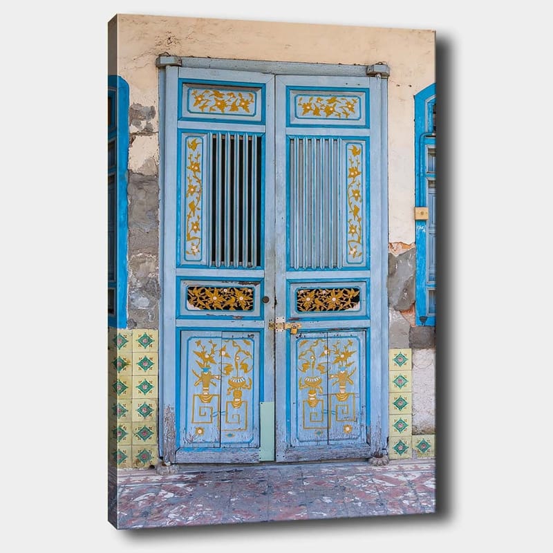 Canvas taulu 70x100 cm - Kaunis sininen ovi kultaisilla yksityiskohdilla ja koristeellisilla kuvioilla, Sininen / kulta