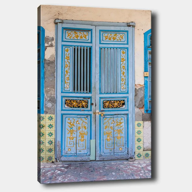 Canvas taulu 70x100 cm - Kaunis sininen ovi kultaisilla yksityiskohdilla ja koristeellisilla kuvioilla, Sininen / kulta
