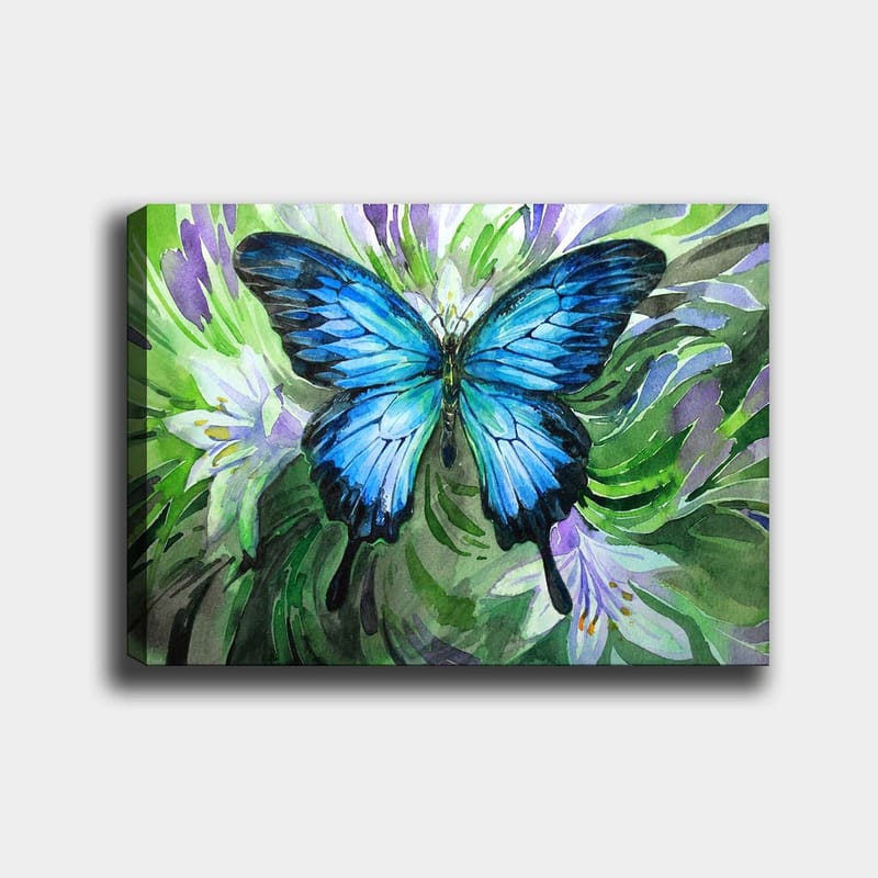 Canvas taulu 70x100 cm - Kaunis sininen perhonen leijuu vihreiden ja violettien kasvien yllä, Sininen / Vihreä / Violetti