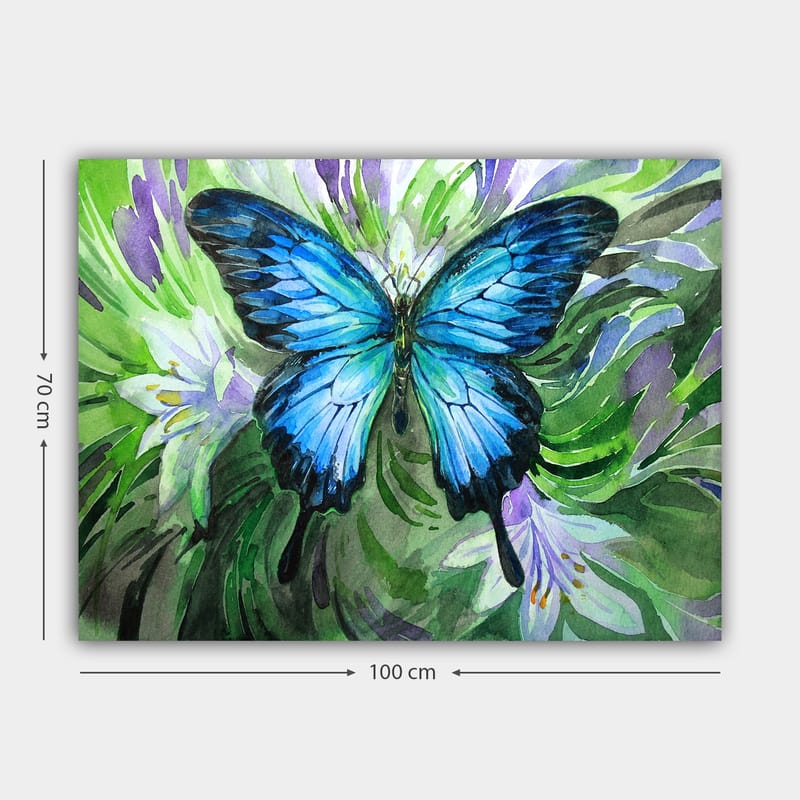Canvas taulu 70x100 cm - Kaunis sininen perhonen leijuu vihreiden ja violettien kasvien yllä - Sininen / Vihreä / Violetti - Sisustustuotteet - Taulu & taide - Canvas-taulu