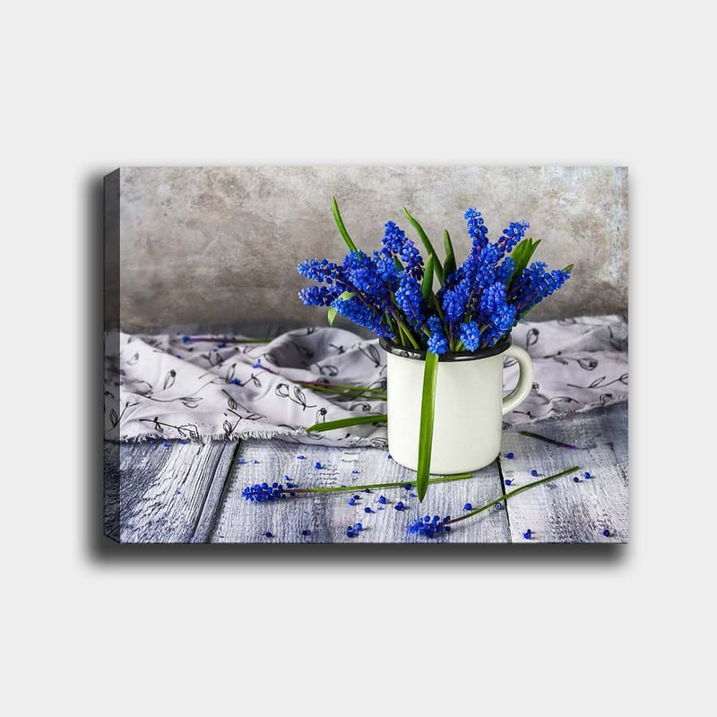 Canvas taulu 70x100 cm - Kaunis sinisten hyasinttien kimppu valkoisessa kupissa, Sininen / Vihreä