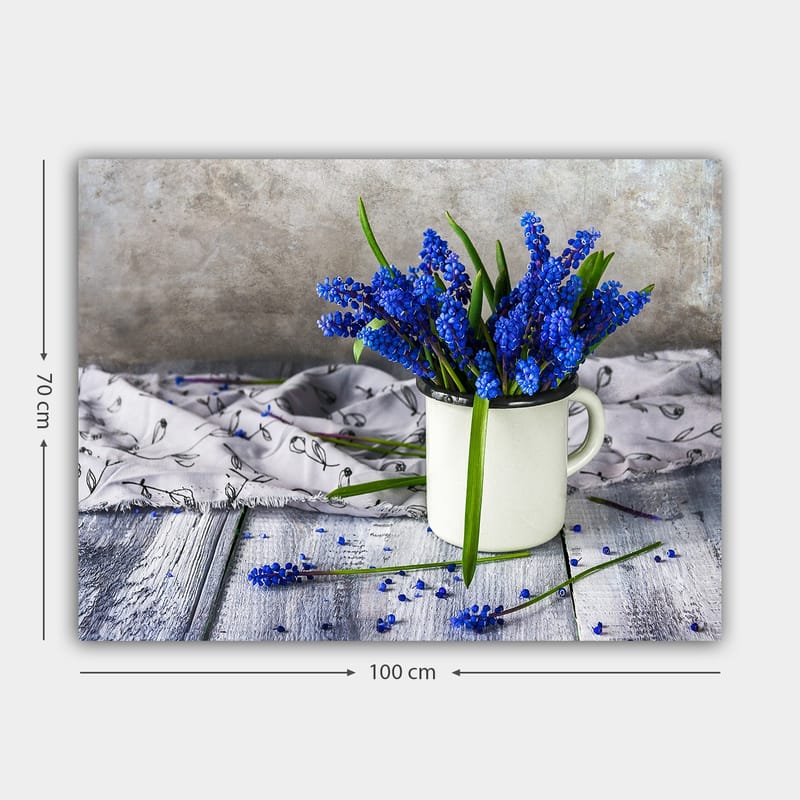 Canvas taulu 70x100 cm - Kaunis sinisten hyasinttien kimppu valkoisessa kupissa - Sininen / Vihreä - Sisustustuotteet - Taulu & taide - Canvas-taulu