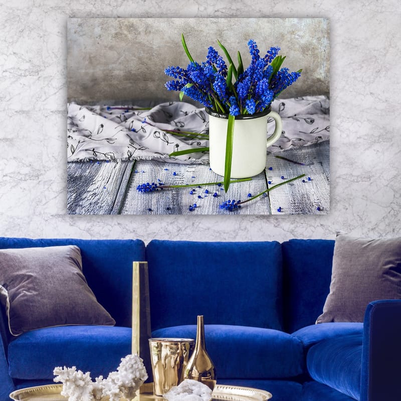 Canvas taulu 70x100 cm - Kaunis sinisten hyasinttien kimppu valkoisessa kupissa - Sininen / Vihreä - Sisustustuotteet - Taulu & taide - Canvas-taulu