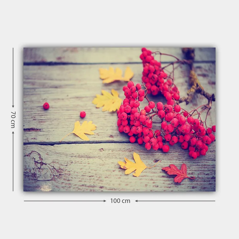 Canvas taulu 70x100 cm - Kaunis sommitelma punaisia pihlajanmarjoja ja keltaisia syksynlehtiä puupinnalla - Punainen / Keltainen - Sisustustuotteet - Taulu & taide - Canvas-taulu