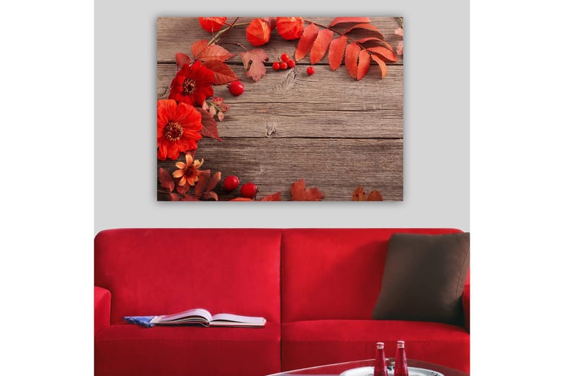 Canvas taulu 70x100 cm - Kaunis sommitelma punaisista kukista ja syksynlehdistä puista taustaa vasten, Punainen / Oranssi / Ruskea