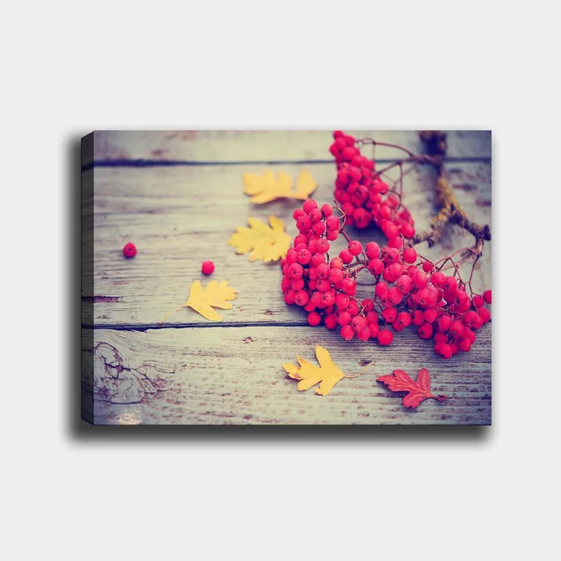 Canvas taulu 70x100 cm - Kaunis sommitelma punaisia pihlajanmarjoja ja keltaisia syksynlehtiä puupinnalla, Punainen / Keltainen