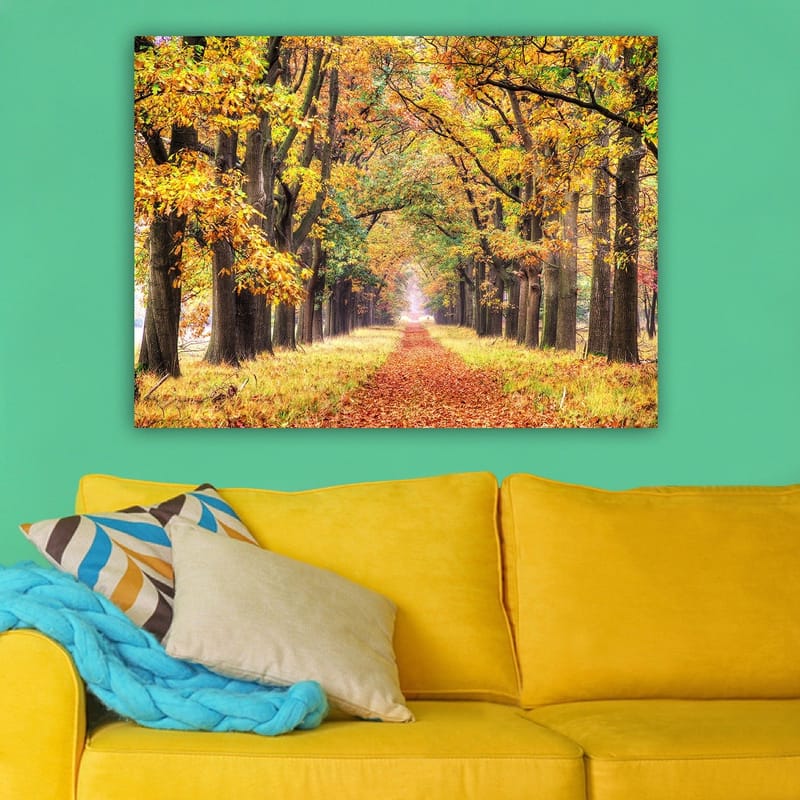 Canvas taulu 70x100 cm - Kaunis syksyn väristen puiden ympäröimä katu, joka johtaa kohti kirkkaampaa horisonttia - Kultaoranssi / Vihreä / Ruskea - Sisustustuotteet - Taulu & taide - Canvas-taulu