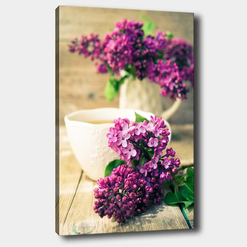 Canvas taulu 70x100 cm - Kaunis syreenikimppu valkoisessa kannusta ja kuppi etualalla, Violetti / Vihreä / Valkoinen