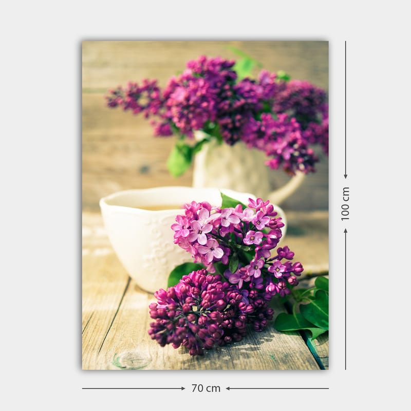 Canvas taulu 70x100 cm - Kaunis syreenikimppu valkoisessa kannusta ja kuppi etualalla - Violetti / Vihreä / Valkoinen - Sisustustuotteet - Taulu & taide - Canvas-taulu