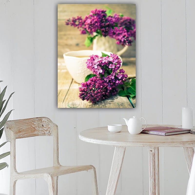 Canvas taulu 70x100 cm - Kaunis syreenikimppu valkoisessa kannusta ja kuppi etualalla - Violetti / Vihreä / Valkoinen - Sisustustuotteet - Taulu & taide - Canvas-taulu