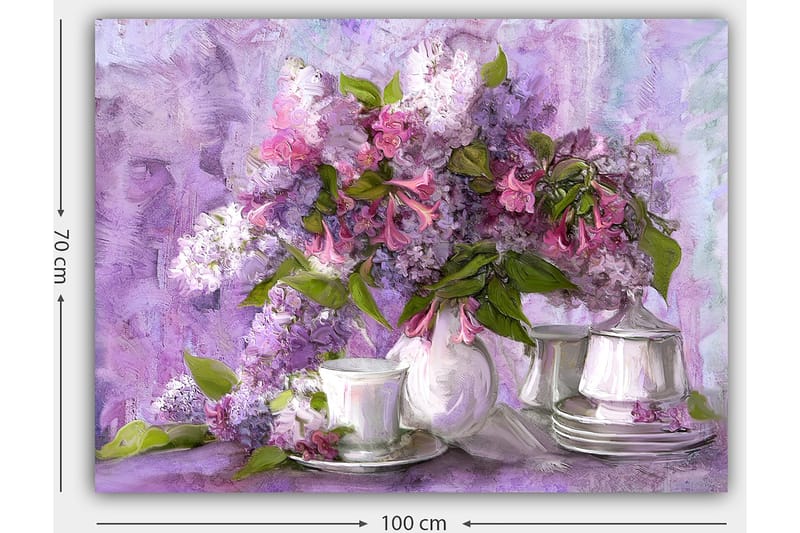 Canvas taulu 70x100 cm - Kaunis syreenikimppu violetin ja vaaleanpunaisen sävyissä, ympäröitynä valkoisilla posliinikupeilla ja -lautasilla - Violetti / Vaaleanpunainen / Vihreä - Sisustustuotteet - Taulu & taide - Canvas-taulu
