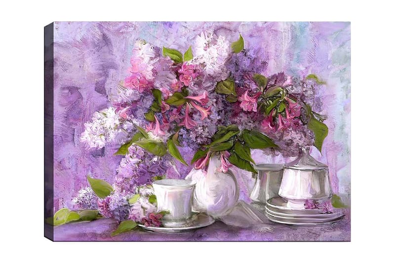 Canvas taulu 70x100 cm - Kaunis syreenikimppu violetin ja vaaleanpunaisen sävyissä, ympäröitynä valkoisilla posliinikupeilla ja -lautasilla, Violetti / Vaaleanpunainen / Vihreä