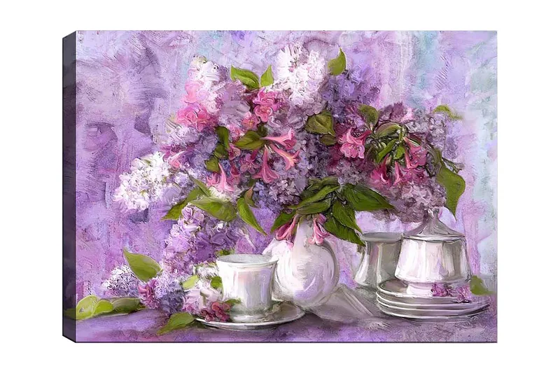 Canvas taulu 70x100 cm - Kaunis syreenikimppu violetin ja vaaleanpunaisen sävyissä, ympäröitynä valkoisilla posliinikupeilla ja -lautasilla, Violetti / Vaaleanpunainen / Vihreä