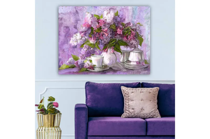 Canvas taulu 70x100 cm - Kaunis syreenikimppu violetin ja vaaleanpunaisen sävyissä, ympäröitynä valkoisilla posliinikupeilla ja -lautasilla - Violetti / Vaaleanpunainen / Vihreä - Sisustustuotteet - Taulu & taide - Canvas-taulu