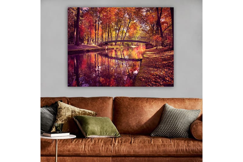 Canvas taulu 70x100 cm - Kaunis syysmaisema, jossa silta ylittää peilimäisen veden pinnan värikkäiden puiden ympäröimänä - Oranssi / Punainen / Keltainen - Sisustustuotteet - Taulu & taide - Canvas-taulu