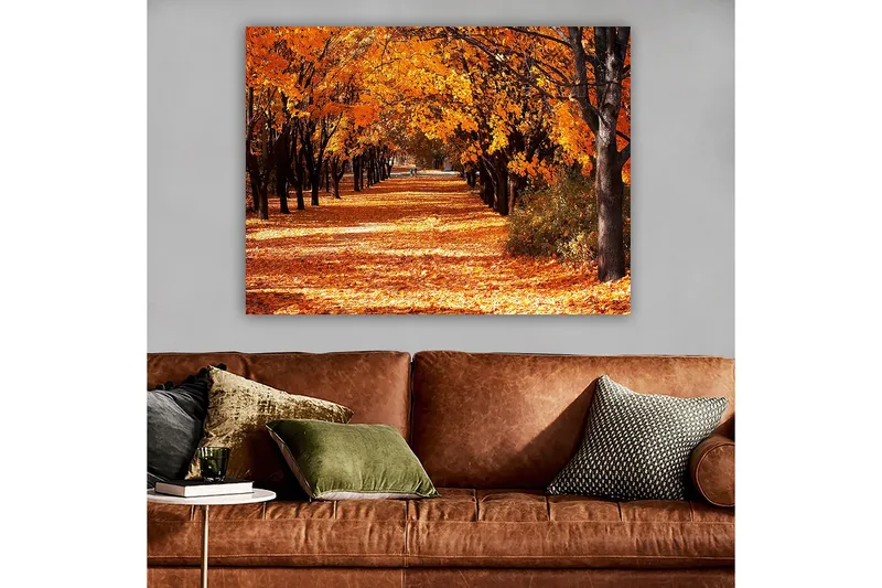 Canvas taulu 70x100 cm - Kaunis syysmaisema, jossa voimakkaan oranssin ja keltaisen sävyiset puut luovat kutsuvan, pudonneiden lehtien peittämän kävelytien. - Oranssi / Keltainen / Ruskea - Sisustustuotteet - Taulu & taide - Canvas-taulu