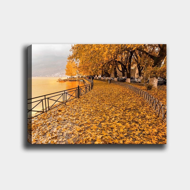 Canvas taulu 70x100 cm - Kaunis syysmaisema kultaisine lehtineen kävelypolulla järven rannalla, Kultaoranssi / Tummankeltainen / Ruskea